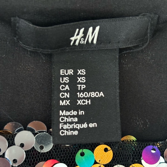 H&M XS sequin crop top, short sleeves, round neck, excellent condition. - Picture 6 of 8